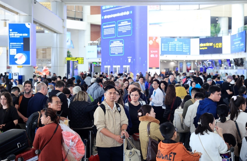 Noi Bai airport hits record international arrivals on New Year holiday's final day